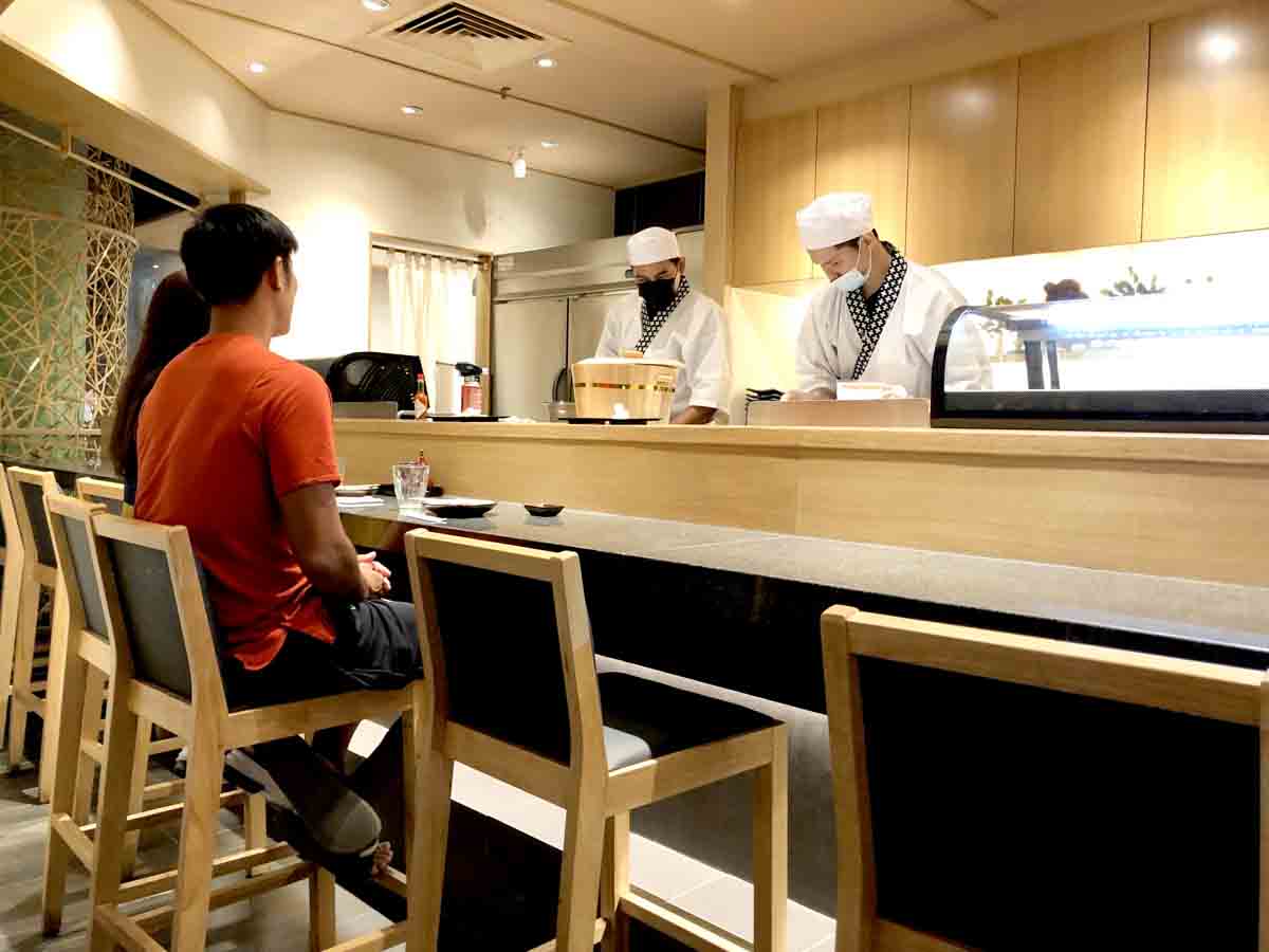 カウンター席からは握りの様子を楽しめる