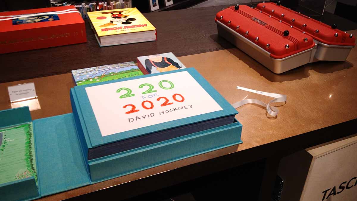 ユニークな作品が展示されるアートギャラリー