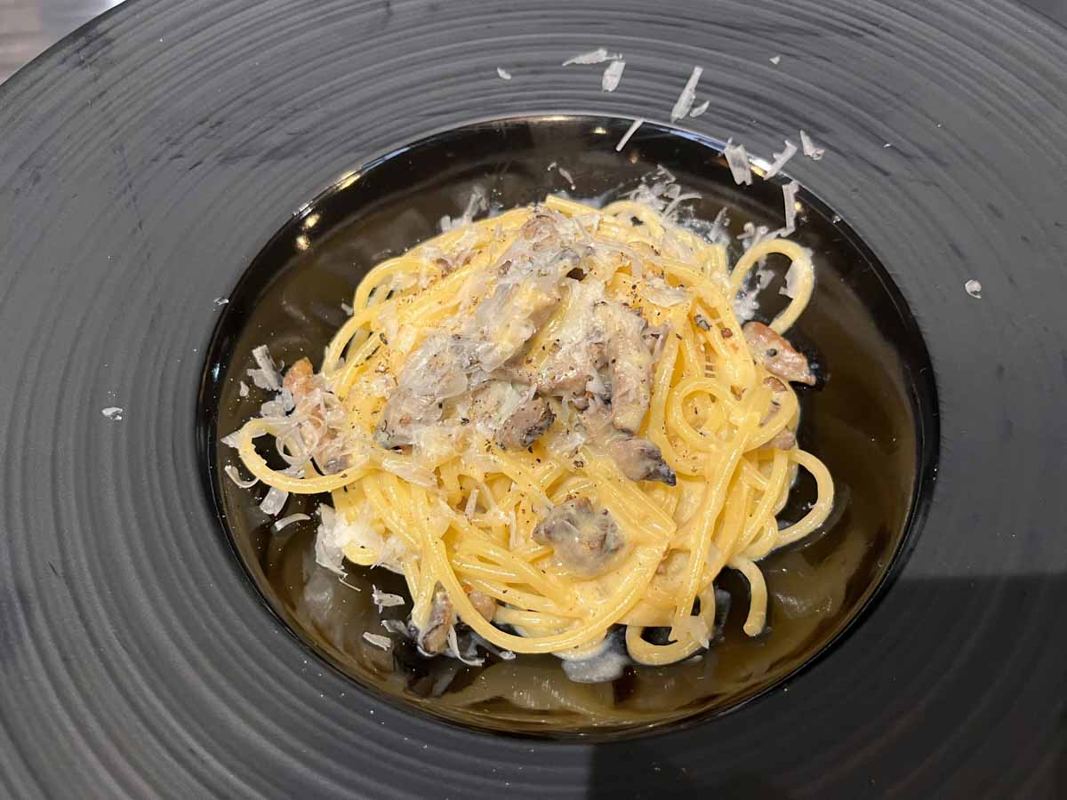 自家製鴨肉ハムとペコリーノロマーナのカルボナーラ