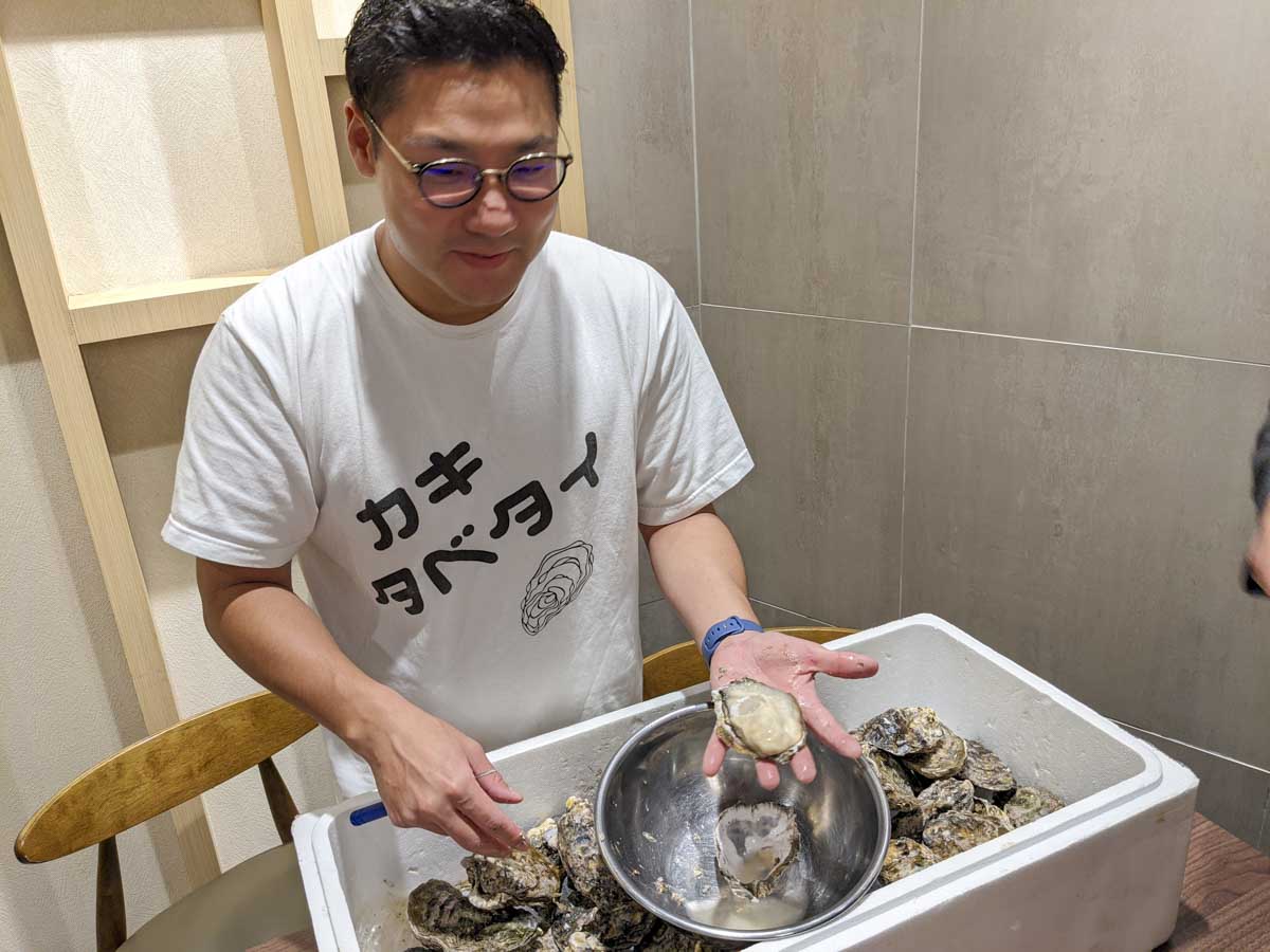 牡蠣の説明をするなおきちさん