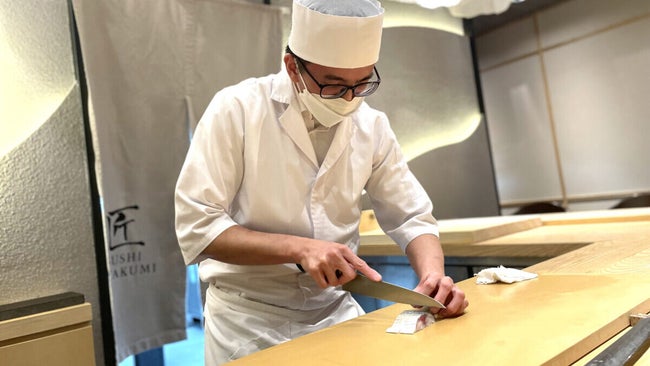"和" を感じさせる店構え 独創的な寿司屋「Sushi Takumi」
