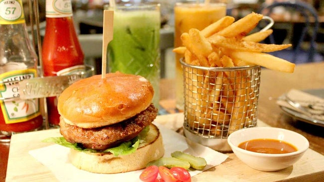 【Café Deli by El Mesón】本格スペイン料理をはじめ、100品以上のバラエティ豊かなメニューを楽しめる