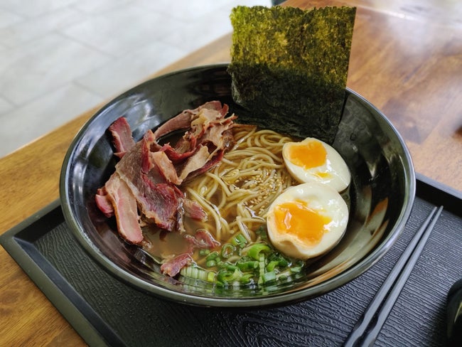 “まかない”から生まれた身体にやさしい麺料理 長時間スモークされた ビーフ＆チキンとともに味わう至福の逸品