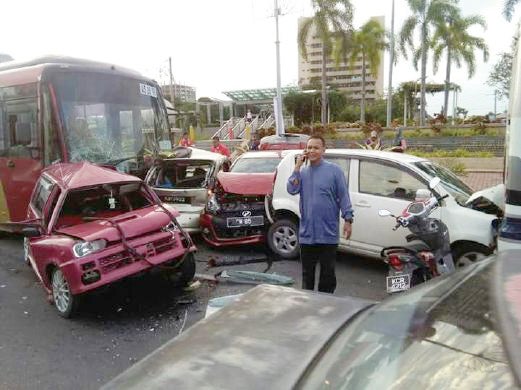 バスのブレーキ効かず 信号待ちの車4台に衝突