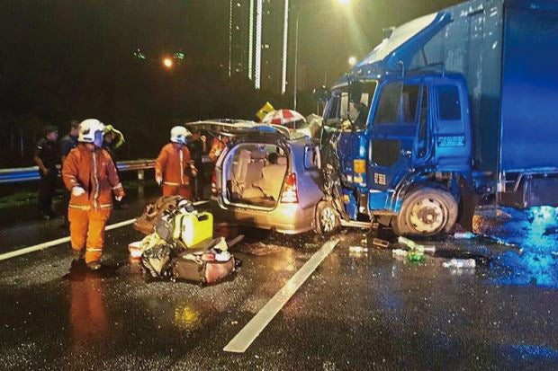 ミッドバレー近くの建設中の歩道橋が落下 1人死亡