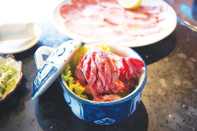 炭烤屋　日本人の常連さんも通う人気焼肉店 リーズナブルで高品質の肉に舌鼓