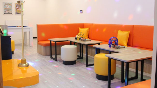 【カラオケまねきねこ ブキッ・ビンタン店】誕生会にもおすすめ！大人数対応のパーティールーム完備