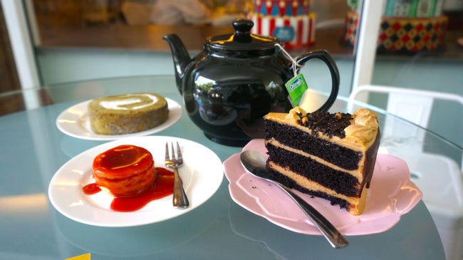 一粒で、一切れで幸せな気分に ギフトにもぴったりなベルギーチョコレートとロールケーキ