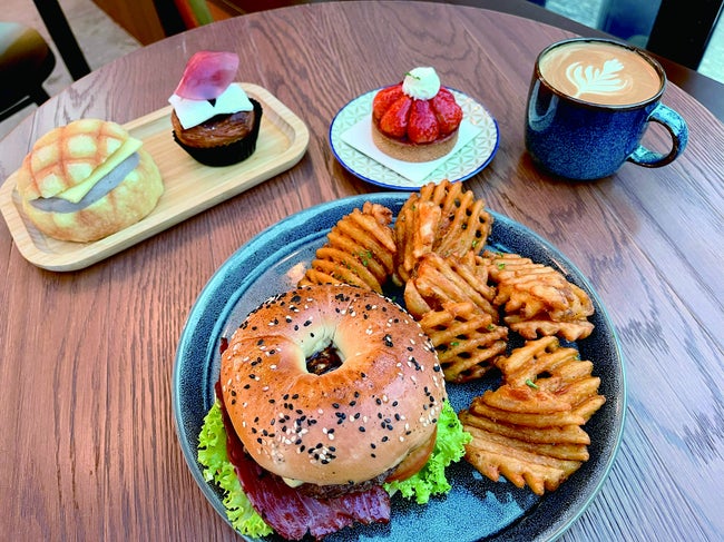 【スンヤイ・ベイクハウス Sunyay Bakehouse】木漏れ日差し込むウッドカフェで、絶品ベーグルやデニッシュを味わう至福のひとときを