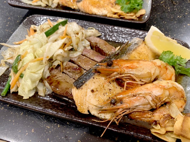 【Tokyo Teppan】熱々の鉄板焼きを楽しむ。香ばしいかおり漂うライブクッキングに心躍る