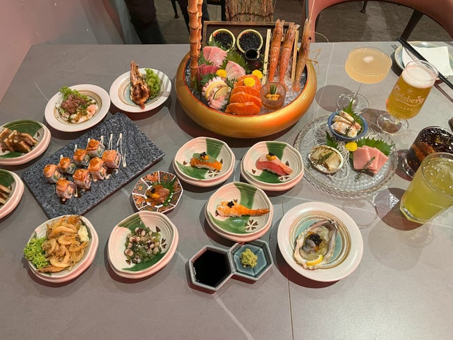 【HUT SAKE BAR】人気急上昇中!刺身盛り、Wagyu、酒類まで楽しめる 2時間制の贅沢なオーダービュッフェ「HUT SAKE BAR」