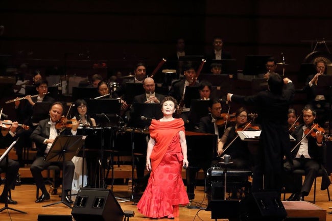 加藤登紀子さん 愛の歌で魅了   日本人ポップス歌手初！ペトロナス・フィルハーモニック・ホールでの公演