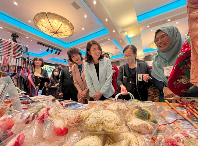 日本人会チャリティバザー開催  岸田総理夫人も来場