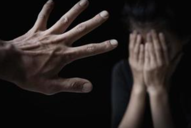 ダンベルで妻を殴打して殺害　夫を逮捕