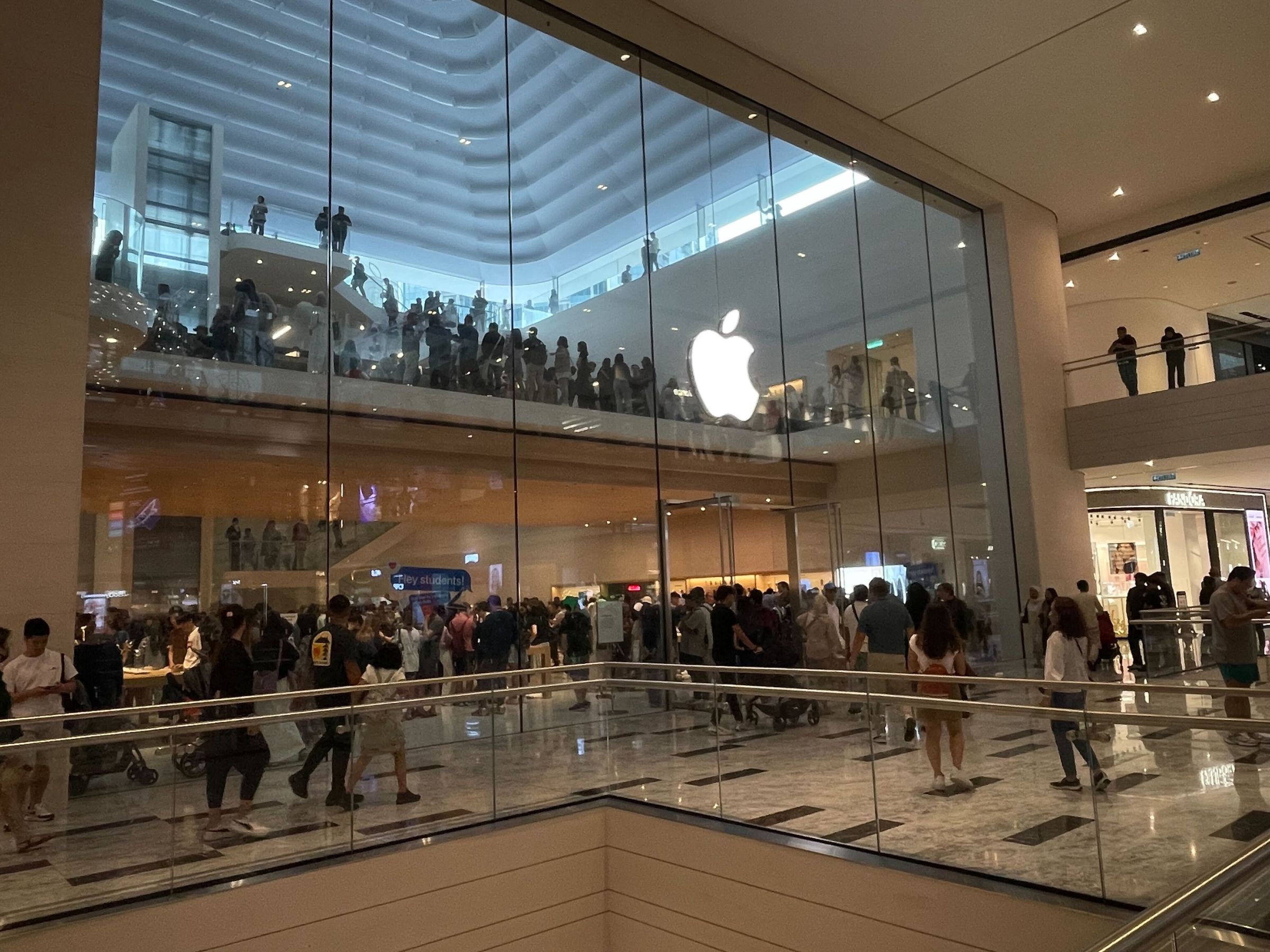 国内で初となるアップルストア、TRX内にオープン