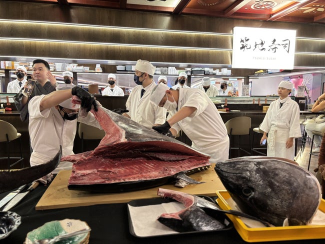 迫力のマグロ解体ショー！ 気軽に本格寿司が楽しめる 「築地寿司 Tsukiji Sushi」