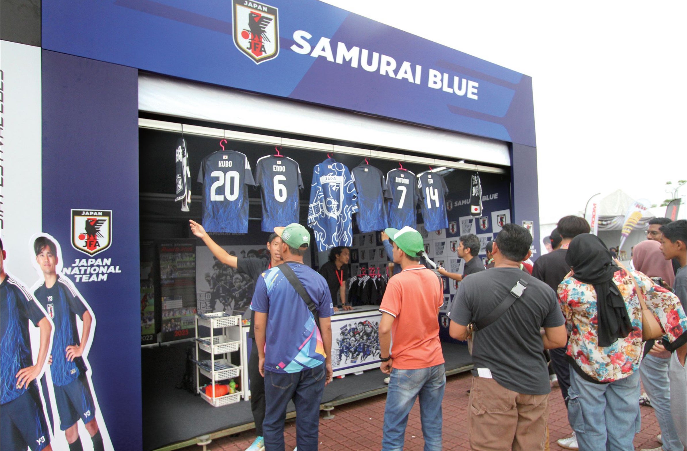 SAMURAI BLUEの情熱、マレーシアに広がる！ ーJFA、応援グッズで