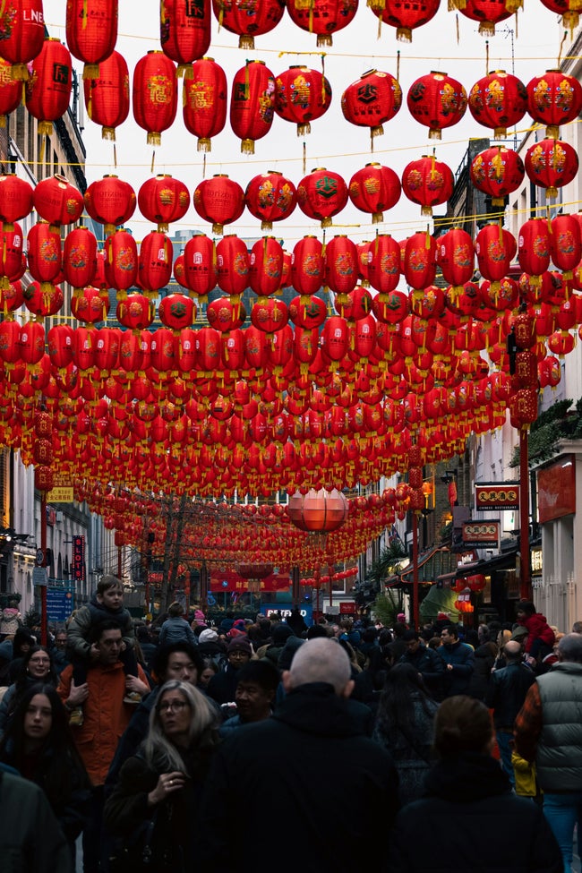 マラッカのジョンカー・ウォーク、2,026個のランタンと巨大馬像で旧正月演出