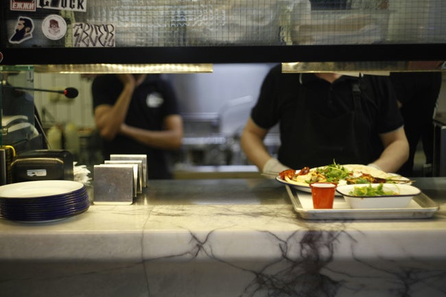 学校給食の無償提供を提言 物価高対策で政府に導入求める声