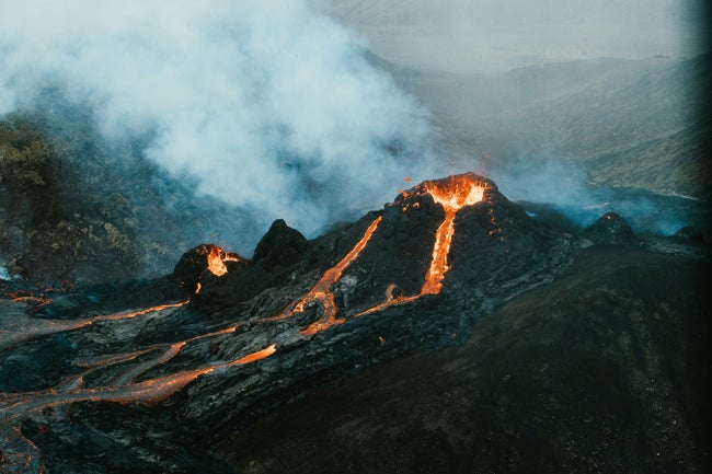 インドネシア・シナブン山噴火、メダン便にも影響 マレーシア総領事館が注意呼びかけ